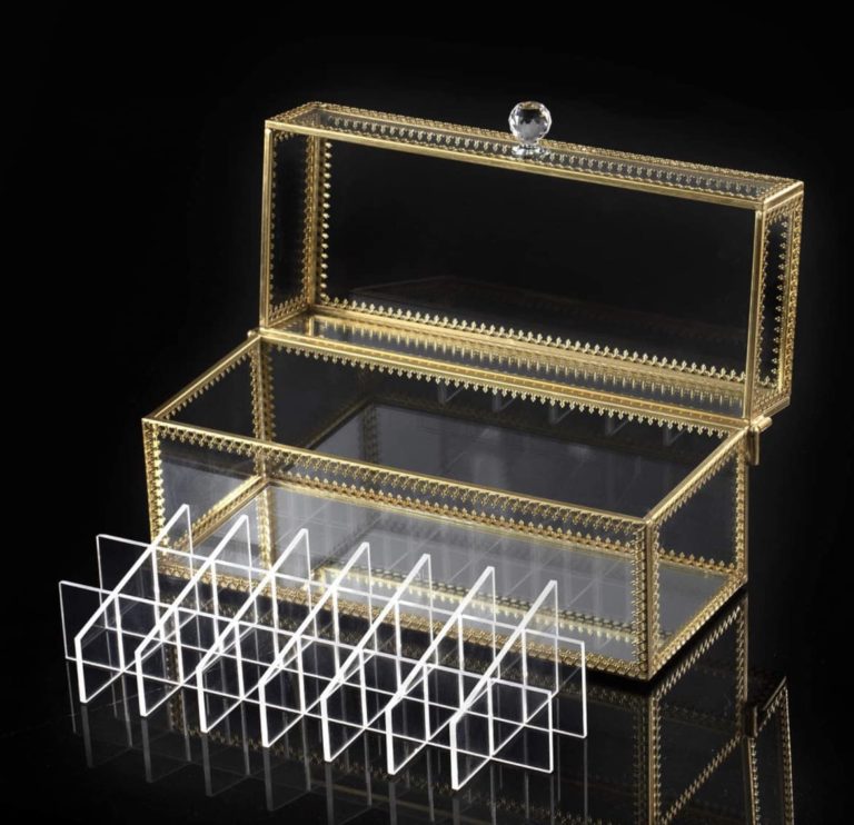 boite de demonstration vitree doree 768x742